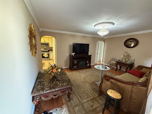 55 Elizabeth St, Valley Stream, NY, 11580-1009 | Card Image