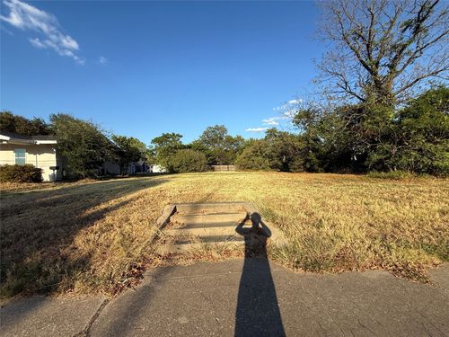 811 N Travis St, Sherman, TX, 75090-4950 | Card Image