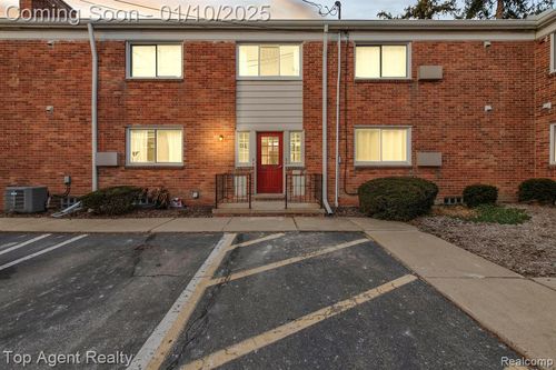 d7-32718 Grand River Avenue, Farmington, MI, 48336 | Card Image