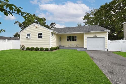 15 Center Ave, Bay Shore, NY, 11706-7335 | Card Image