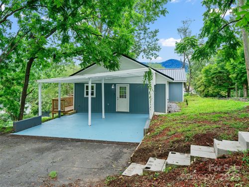 64 Phillips Ln, Spruce Pine, NC, 28777-2640 | Card Image