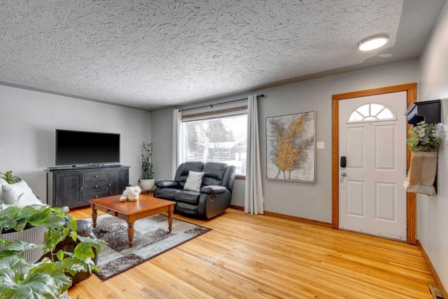 2533 Sable Drive Se, Home with 4 bedrooms, 2 bathrooms and 3 parking in Calgary AB | Image 3