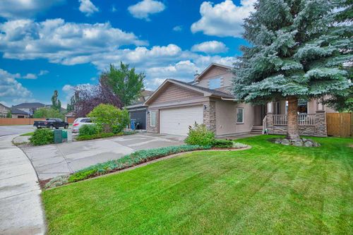11 Chapala Terrace Se, Home with 4 bedrooms, 3 bathrooms and 4 parking in Calgary AB | Card Image