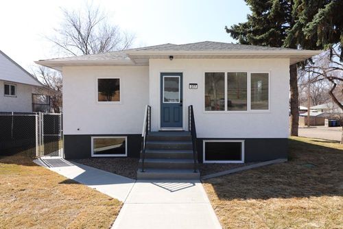 377 4 St Nw, Medicine Hat, AB, T1A6M7 | Card Image