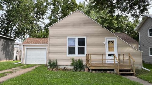112 E Hale St, New Hampton, IA, 50659-1421 | Card Image