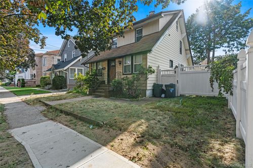 8732 258th St, Floral Park, NY, 11001-1421 | Card Image