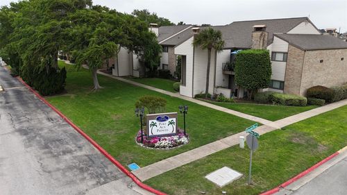 7014 N Holiday Dr, Galveston, TX, 77550-3027 | Card Image