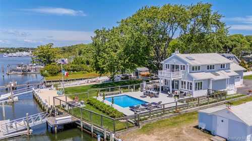 81 Beach Rd, Riverhead, NY, 11901-5818 | Card Image