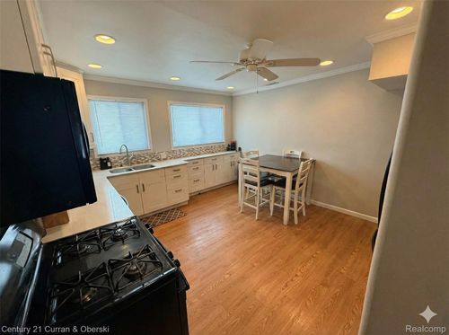 26427 Beaconsfield St, Roseville, MI, 48066-3525 | Card Image