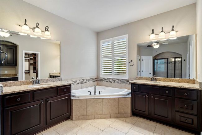 Soaking tub, dual vanities | Image 18