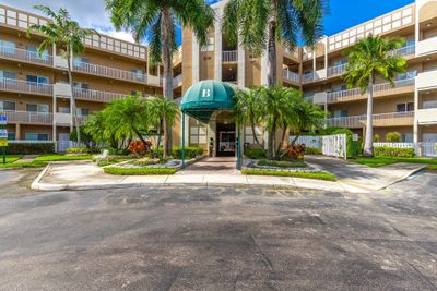 B-215 - 7623 Southampton, Condo with 2 bedrooms, 2 bathrooms and null parking in Tamarac FL | Image 2