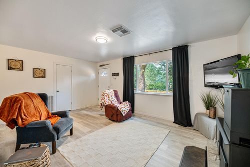 221 Acorn St, Merlin, OR, 97532-8829 | Card Image