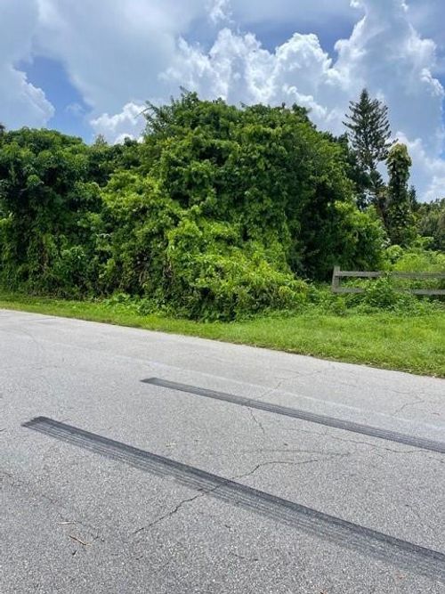 555 Sacramento St, NORTH FORT MYERS, FL, 33903-2829 | Card Image