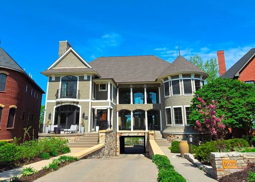 1600 Kenwood Pkwy, Minneapolis, MN, 55405-2223 | Card Image