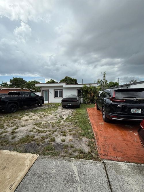571 E 45th St, Hialeah, FL, 33013-1919 | Card Image