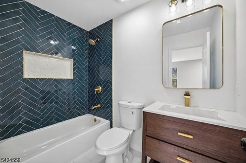 3 Amy Ct, Lebanon, NJ, 08833-2101 | Card Image