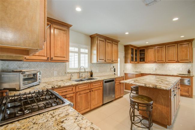 Along with brand new cabinetsand modern furnishes includes aunique built in warming drawer. | Image 16