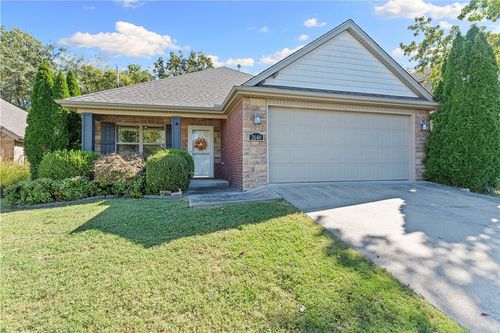2640 N Villa Blvd, Fayetteville, AR, 72703-3327 | Card Image