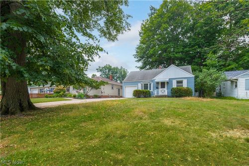 2348 Buena Vista Dr, Wickliffe, OH, 44092-2009 | Card Image