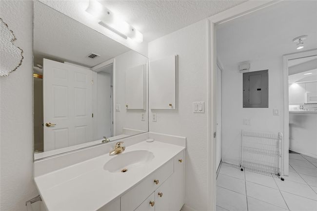 APT-2101 - 5725 Greenwood Ave, Condo with 2 bedrooms, 2 bathrooms and null parking in NORTH PORT FL | Image 23