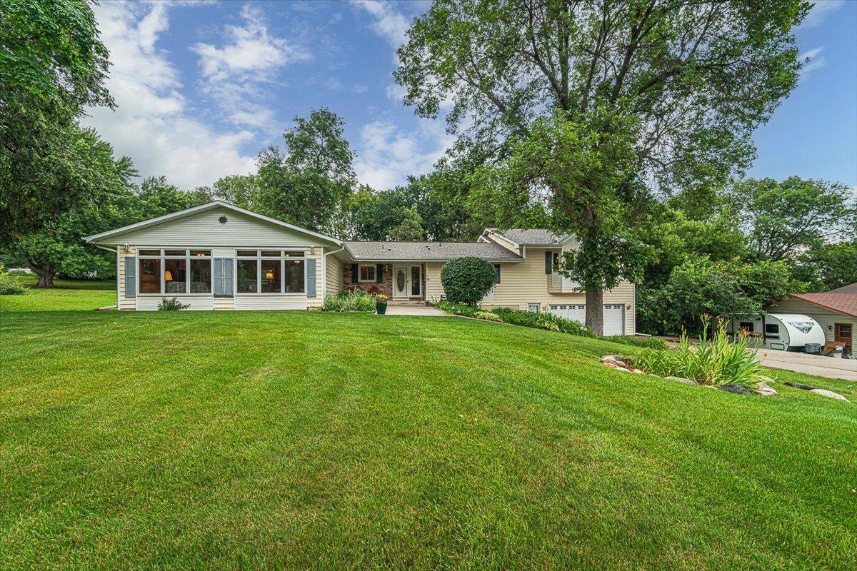Hillcrest Ln, Eden Prairie, MN 55346