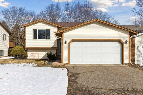 2031 Pin Oak Dr, Eagan, MN, 55122-2327 | Card Image