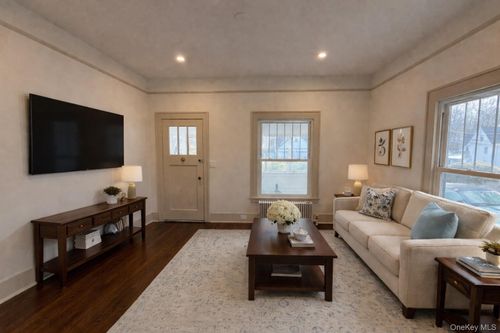 41 Washington Pl, Northport, NY, 11768-2937 | Card Image