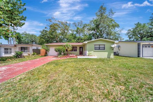 565 Ne 160th St, Miami, FL, 33162 | Card Image