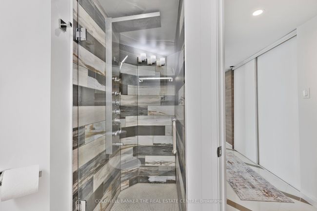 2002 - 99 Harbour Sq, Condo with 2 bedrooms, 2 bathrooms and 1 parking in Toronto ON | Image 12
