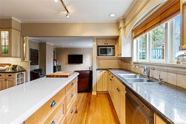 1023 St Charles St, House other with 3 bedrooms, 3 bathrooms and 6 parking in Victoria BC | Image 20