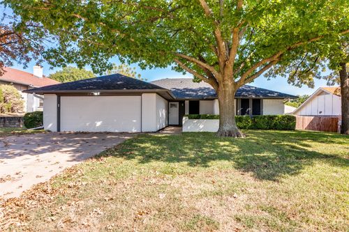 216 Meadowhill Dr, Benbrook, TX, 76126-4013 | Card Image