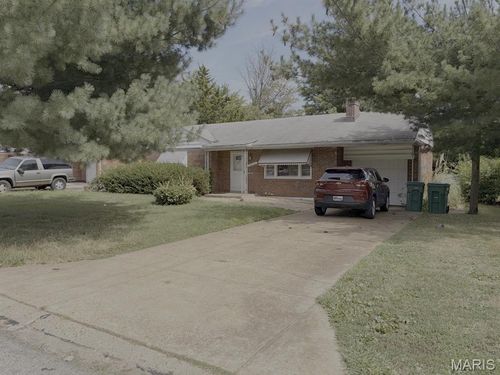 9266 Waldorf Dr, Saint Louis, MO, 63137-1614 | Card Image