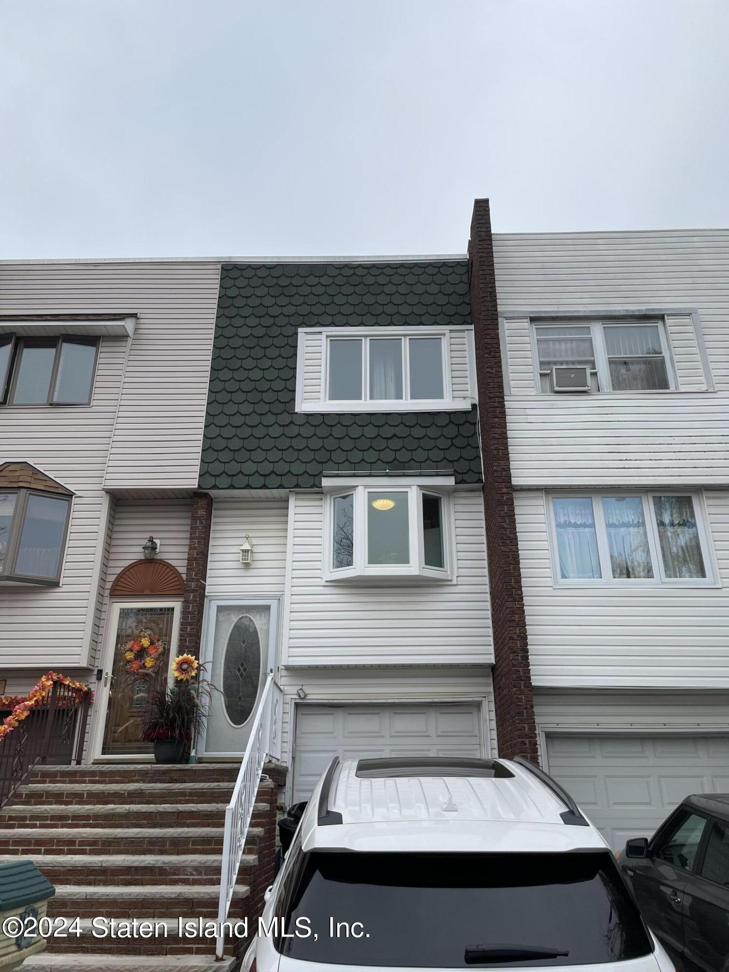 Dogwood Dr, Staten Island, NY 10312