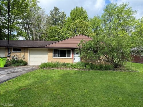 9214 Blueberry Ln, Macedonia, OH, 44056-1401 | Card Image