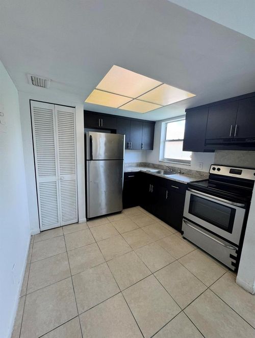 apt-e85-101 Ne 41st St, Oakland Park, FL, 33334-1383 | Card Image