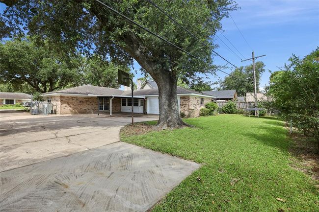 1008 N 30 Th St, House other with 4 bedrooms, 2 bathrooms and 2 parking in Nederland TX | Image 33
