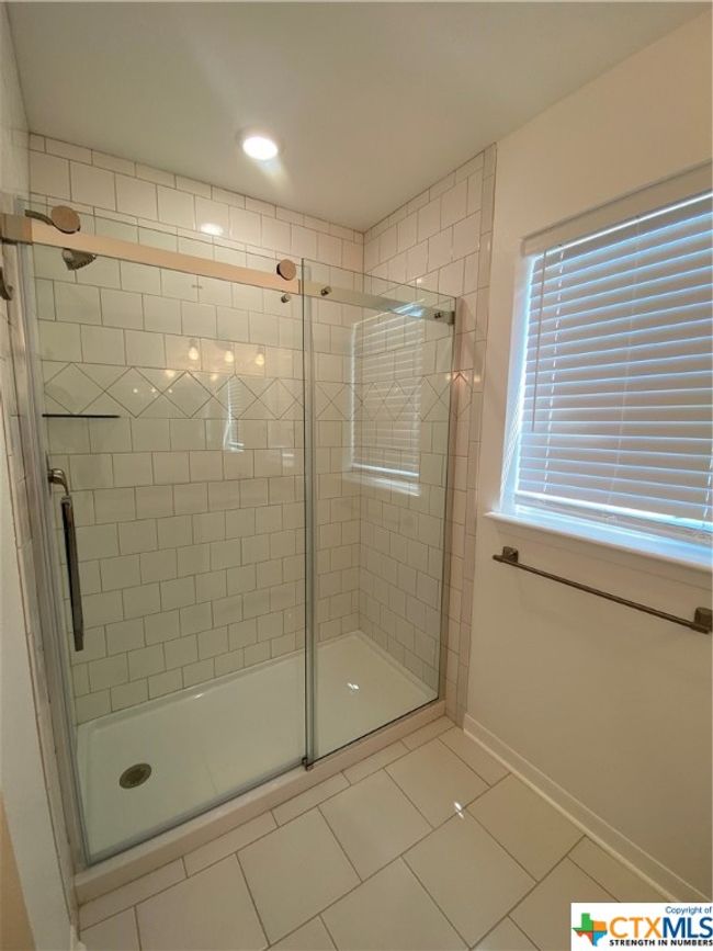 1006 E Fannin St, Home with 3 bedrooms, 3 bathrooms and null parking in Luling TX | Image 6