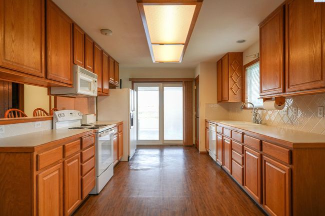 97010 W Good Rd, Home with 3 bedrooms, 3 bathrooms and null parking in Prosser WA | Image 9