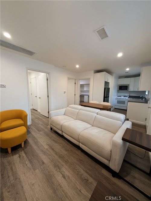 11106 Califa St, North Hollywood, CA, 91601-1303 | Card Image