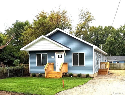 6056 Pearl St, Burton, MI, 48509-2219 | Card Image