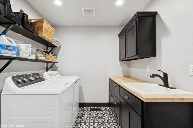Laundry room with visible vents, a sink, independent washer and dryer, recessed lighting, and cabinet space | Image 20