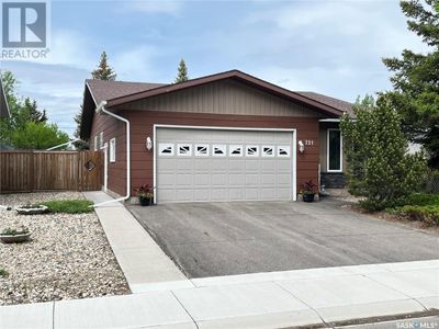 721 Jasper St, House other with 3 bedrooms, 3 bathrooms and null parking in Maple Creek SK | Image 2