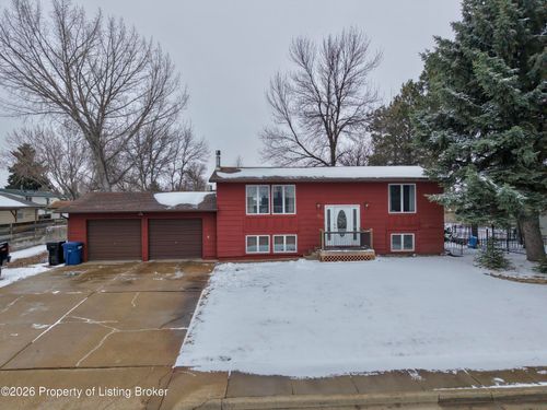 635 Spruce St, Dickinson, ND, 58601-5832 | Card Image