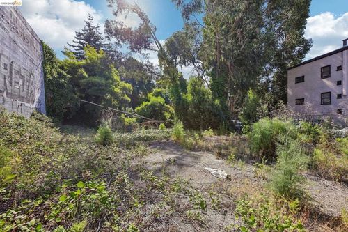 3070 Brook St, Oakland, CA, 94611-5748 | Card Image