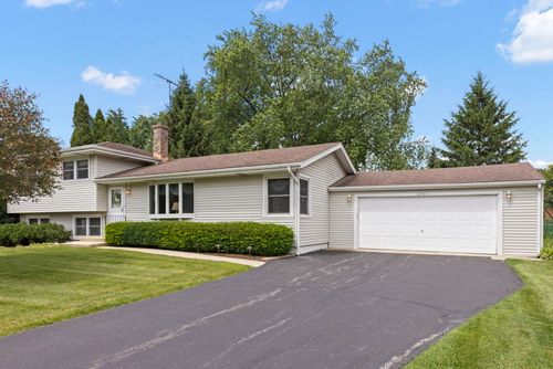3S582 Behrs Circle Dr W, Warrenville, IL, 60555-3309 | Card Image
