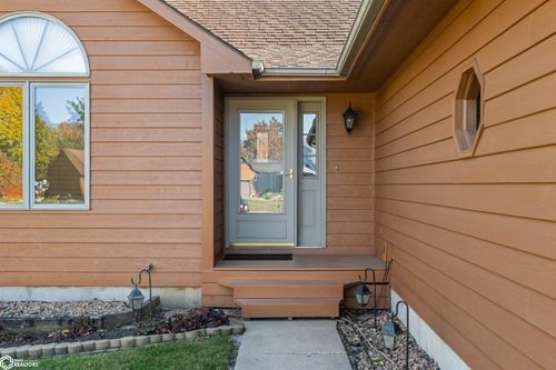 302 Richard Ln, Marshalltown, IA, 50158-4400 | Card Image
