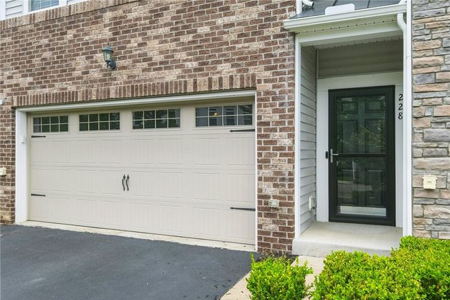 228 Eagle Dr, Townhouse with 3 bedrooms, 3 bathrooms and 2 parking in Cranberry Twp PA | Image 4
