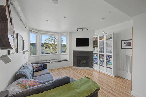 130 Lakewood Dr, Vancouver, BC, V5L4L3 | Card Image