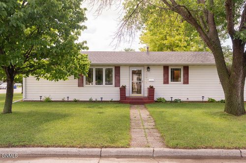 326 17th Ave Ne, Jamestown, ND, 58401-3842 | Card Image