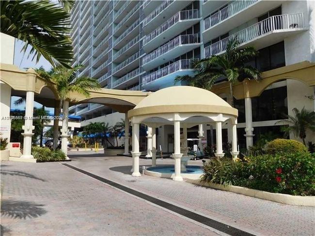 APT-1622 - 7601 E Treasure Dr, Condo with 2 bedrooms, 2 bathrooms and null parking in North Bay Village FL | Image 12